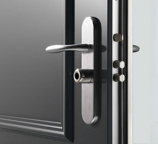 Porte d'entrée sécurisée avec serrure multipoints et poignée inox — Serrurier Bourges